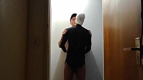 câmeras do prédio flagram amigos se pegando no corredor depois da academia