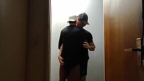 câmeras do prédio flagram amigos se pegando no corredor depois da academia