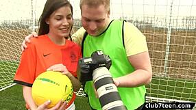 Brunetă fotbalistă 18+ suge muie fotografului apoi futere afară cu jet pe față