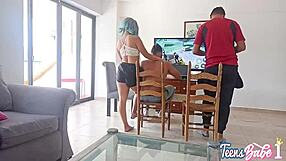 Mens min mand spiller spil, knuller svigerfaren mig hårdt i stuehjørnet og fylder fissen med sæd