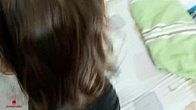 Convence a mi hermanastra a no ir a la fiesta con una buena follada en roleplay taboo.