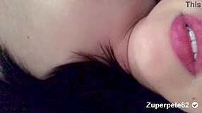 La sexy de mi hermanastra crystal se toca muy sexy ella tiene un cuerpo muy cachondo