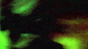 Umazano govoreča rjavolaska Torry daje POV pičkanje v prvem amaterskem seks traku s spermo po obrazu.