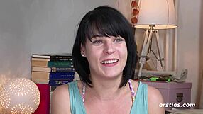 Morena Alcança Orgasmo Intenso com Brinquedos