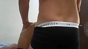 Esposa cabalga y recibe creampie en coño del regular