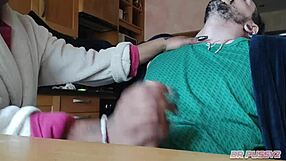 ¿Viste cómo me pajeo al mejor amigo de mi marido y lo dejo grabar?