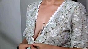 I play with my big ass on webcam for you