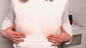 Ung 18+ skönhet smeker blöt fitta till orgasm närbild