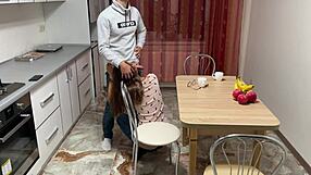 Ryska flickvän suger och knullar i köket