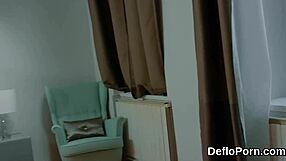 Lovable Sweetie Gapes Tight Slit for Defloration