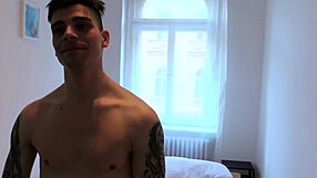 Аматерский гей за деньги с чешским охотником 530. сосет хуй и грубый анал со шлепками.