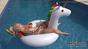 Aviva Rocks Masturbiert Auf Einhorn