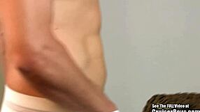 Jezen gej trese kurca na kavču in konča po ukazu