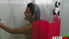 زوجة نحيفة بنية كسها يتناك من جوزها وأبناء عمومته في الحمام