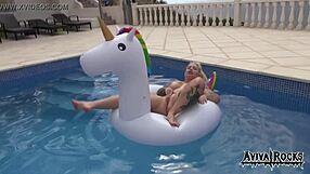 Aviva Rocks Masturbiert Auf Einhorn