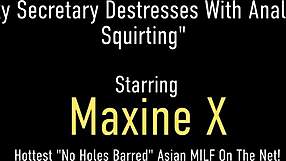 Maxine uses dildo on her ass