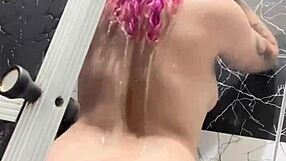 Sko Ella pokazuje tetovirano telo pod tušem, sise i pičku