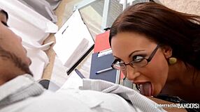 跨种族猛男霸道艾玛用屁股吸吮饥渴男孩