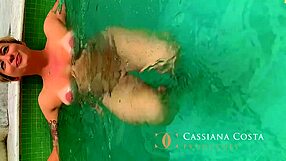 estava peladona na piscina esperando amigo dotado... ja chupei pau duro ate ele meter na bunda!