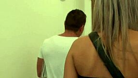 Tía superb ofrece masaje nuru brutal a vecino curioso