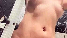 Sko Ella exibe corpo tatuado no chuveiro, olha esses peitões e buceta