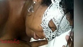 Enchendo O Cu Da Preta De Leite