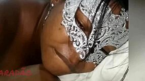 Enchendo O Cu Da Preta De Leite