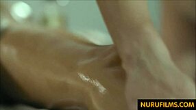 Еротичен масаж се превръща в гореща лесбийска връзка, хваната съм