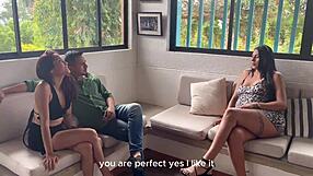 Corretora sexy trepa com clientes pra fechar negócio