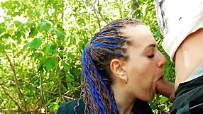 MILF giver deepthroat blowjob til monster pik offentligt udendørs