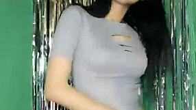 Em Mão Dances Sexy on Uplive Korean Webcam Stream