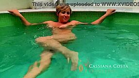 estava peladona na piscina esperando amigo dotado... ja chupei pau duro ate ele meter na bunda!