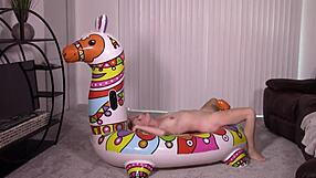 Horúca blondína sa nechá vjebať straponem od kulturistu