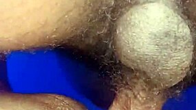 Práve vchádzam do chlpatých pičiek mojej priateľky