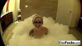 Elsa Jean Boldly Shows Off Her Pussy In Hotel Room