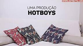 Is that novinho sucking that mega grossa piroca