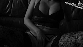 Milf peituda se masturba com dildo e goza em lingerie sexy