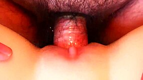 Poglej pravo punčko jebano na近 z sesanjem in igračkami v fetišu