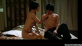 Vivian žiarivo nahotu od pása hore v scéne Pillow Book 1995