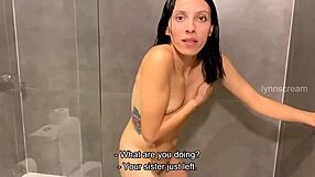 Syg sex med svigerinde involverer skrigende blowjob og fisseslik i badeværelse mens kone shopper