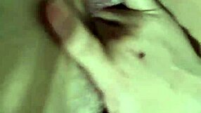 Amaterska Latinka noro uživa v prstkanju in umazanih besedah