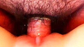 Poglej pravo punčko jebano na近 z sesanjem in igračkami v fetišu