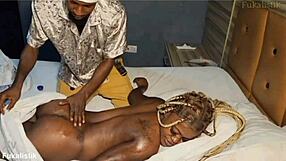 Esta señora benin cachonda rompe ropa para follar a su chico de casa con polla negra gorda