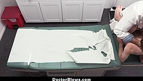 Твинк НУЖДАЕТСЯ в сертификате фитнеса от гей-доктора - ДокторБлоуз