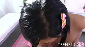 Buceta lisinha engolindo rola em garganta profunda pra gozada