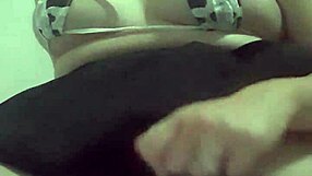 putinha brincando gostoso com seu corpo e masturbando sozinha