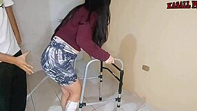 Zrela MILF gazda po Walkeru, zavodi pastorka