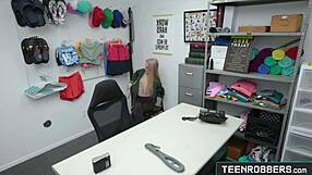 Teen Shoplifter Emma Starletto Futută Brut de Paznic Mai Bătrân în Magazin