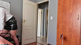 Servant does ass to mouth 😏