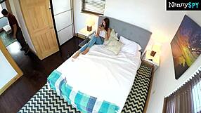 Nanny kamera ujame Charity pri drkanju tesne pičke na skrivaj